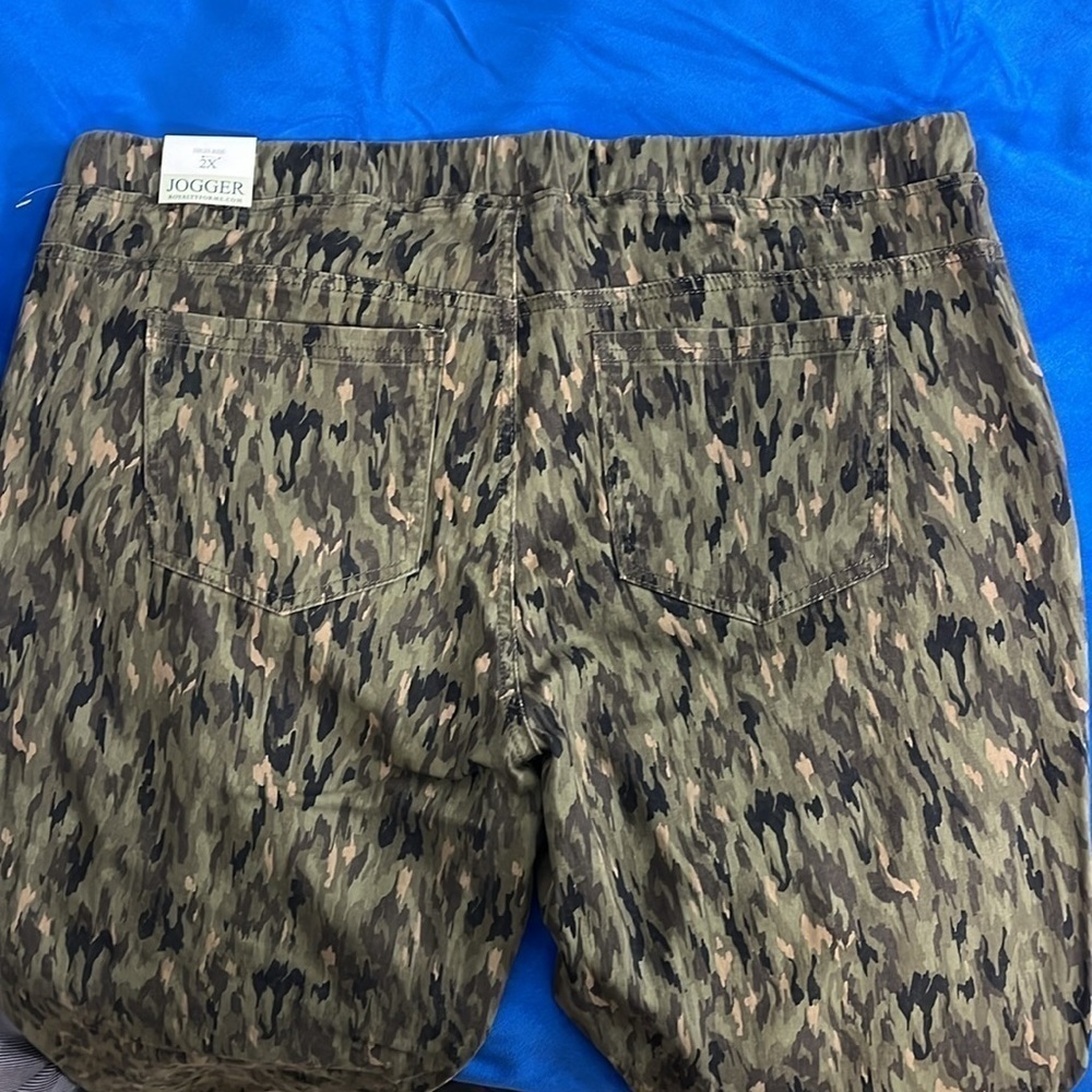 ⭐️ NWT Royalty For Me Camouflage Cropped Jogger pants- size 2X - Picture 4 of 10